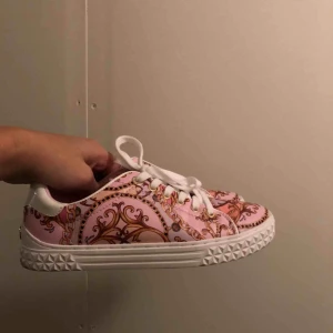  - Säljer ett par Guess Parlay5 multi sneakers. Använda under 5 gånger, i mycket bra skick.  Kan skickas mot fraktkostnaden.