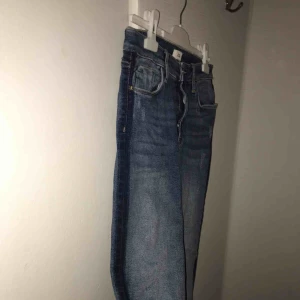  - Blåa jeans med rand på sidan 😊😊😊 kan såklart fixa bättre bilder om du kontaktar mig🤩🤩