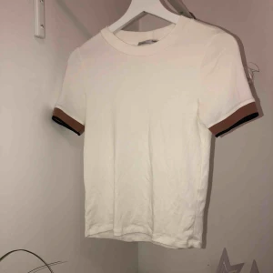  - T-shirt från Zara i det MJUKASTE materialet!! Sparsamt använd. Köparen betalar frakten. 