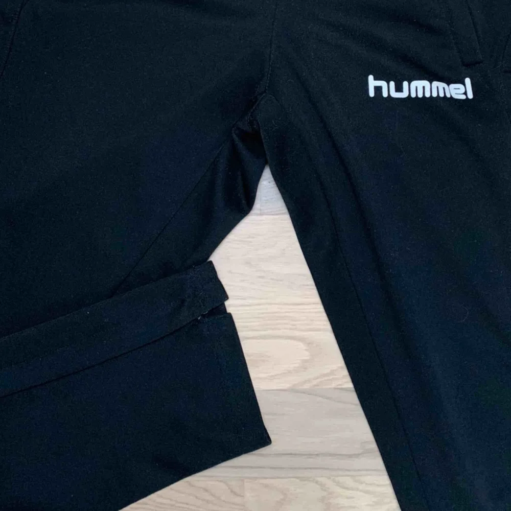 Träningsbyxor från Hummel, jättefint skick då dem är använda ett fåtal gånger. Köparen står för frakten, kan mötas upp. Jeans & Byxor.