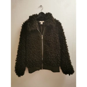  - Jacka från HM, använd en gång. Strl 34 men känns snarare som 36 