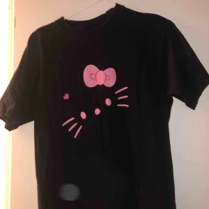  - Hello kitty tröja, passa mig bra förut när jag hade rosa hår men är numera blond! Den är helt svart på baksidan och passar vem som helst, har tyvärr bytt stil:/