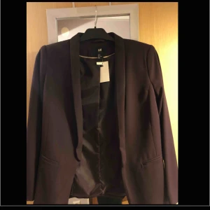  - Smoking/ Kavaj i färgen bordeaux . Prislapp på aldrig använd 