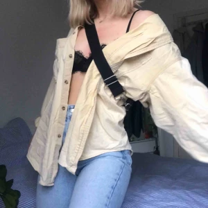  - Skitfin skjorta att styla på olika sätt. Färgen är typ gul/beige🌟🌟 