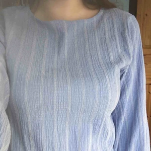  - Blå blus från KappAhl i jättefint skick. Säljer då den tyvärr inte kommer till användning. Frakt tillkommer. Skriv om du har frågor! 😊