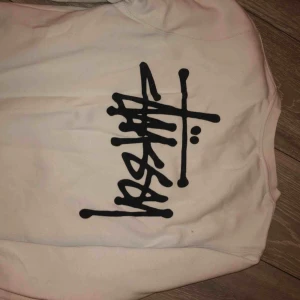  - stussy sweatshirt i lite oversize modell