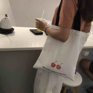  - Tygkassarna finns i 8 olika tryck. Gratis frakt i hela landet. 1 för 149kr. 2 för 249kr. 3 för 299kr. Har dragkedja och ett innerfack med dragkedja. Skicka ett meddelande för att köpa. Betalning sker via swish ❤️🧡💛💚💙💜💗❤️🧡💛💚💙💜💓❤️🧡💛💚💙💜💓