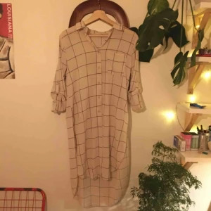  - Superhärlig blus/klänning i en ljus beige-aktig färg! Står ej märke eller storlek, men väldigt fin kvalité och härligt tyg i 100% polyester. Storleken skulle jag uppskatta som S, men passar både mindre lite lösare och större lite mer åtsittande. 