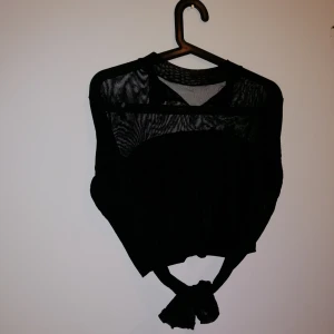  - Topp från boohoo med mesh tyg på armar och axlar, storlek L. 