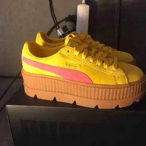  Fenty by Rihanna creepers i materialet suede (mockaläder) från Puma. Endast använda en gång så de är i fint skick. Väldigt coola och snyggt färgglada men tyvärr något för små för mig som har 39 normalt. 