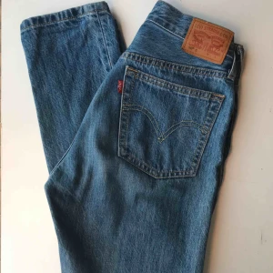  - Coola Levis i modellen skinny dock är dom lite rakare i benen, sparsamt använda och säljer då dom är för stora för mig. Köparen står för frakt Originalpris 1100 kr, mitt pris 300 kr