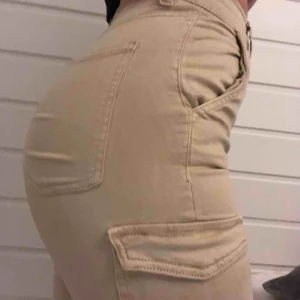  - Beiga cargojeans, använda ett fåtal gånger. Frakt tillkommer 