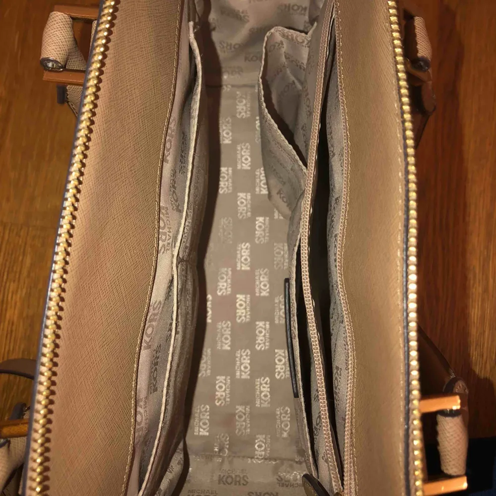 Jättefin väska från Michael Kors, ca 30 x 25 cm.. Väskor.
