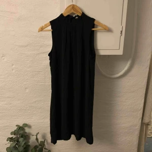  - Superfin volangpolo klänning från H&M, aldrig använd 