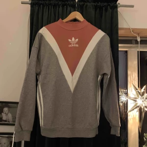  - Adidas tröja i storlek xs men är ganska stor i storleken så den passar S också. Är i bra skick