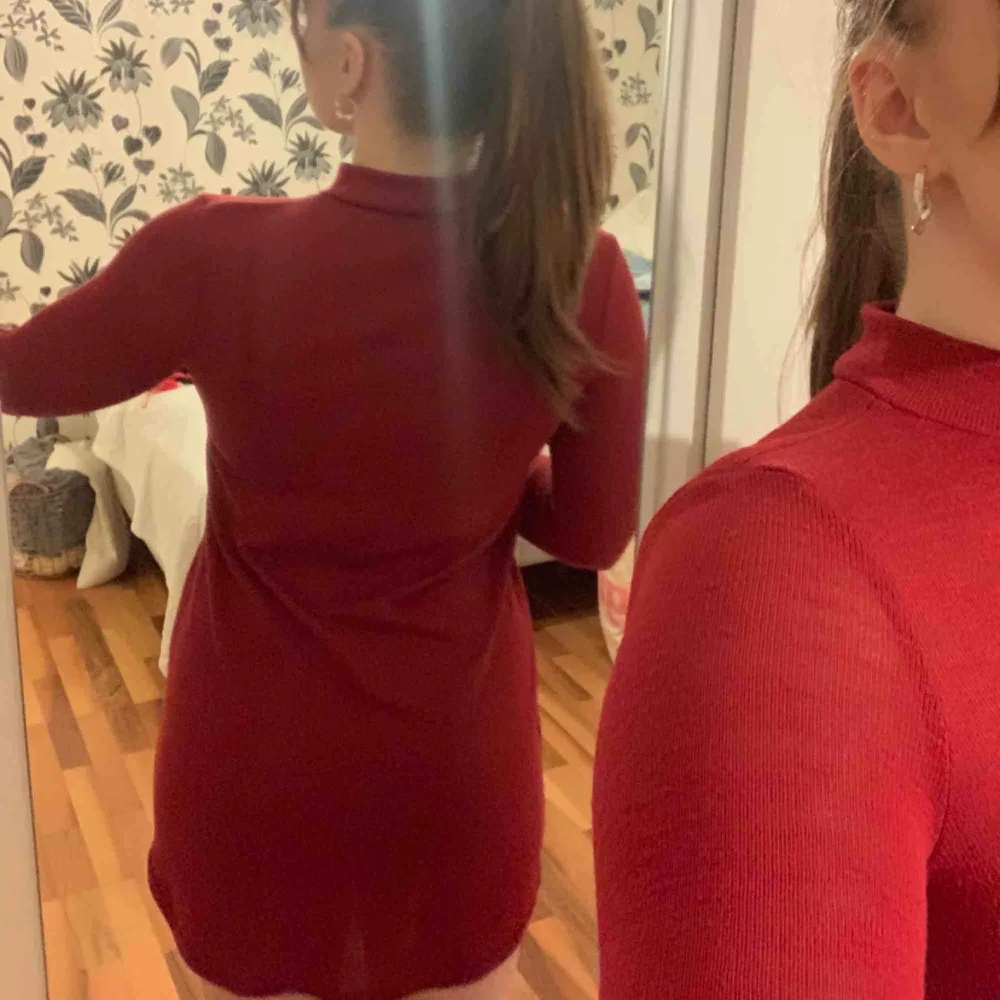 Fin röd klänning från Gina Tricot. Passar XS/S. Extra fin med ett skärp i midjan! Knappt använd, nyskick. Kan mötas upp i Växjö annars står köparen för frakt 💖. Klänningar.