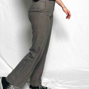  - Riktigt sköna kostymbyxor. Modell: 170cm  Möter upp i Malmö annars står köparen för frakten. Frakt: 60kr