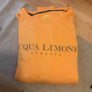  - Orange tröja. Långärmad. 