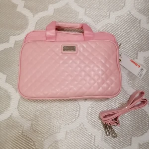  - Rosa laptopväska för dator som är 15". Aldrig använd men har småskråmor från frakt på ena handtaget och på sidan, se sista bild. 