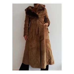 Kappa - Fin vintage kappa I mocka från sjuttiotalet med fuskpälskrage. Väldigt bra skick med minimala skavanker. Passar XS och S. 