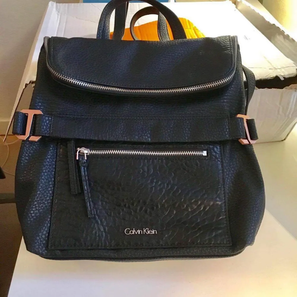 Calvin Klein  💯👈äkta Säljer svart ryggsäck Pris750kr. Jag köpte på Internet Zalando (nypris1400kr). Frakt 80kr. Väskor.
