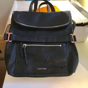 Calvin Klein  💯👈äkta Säljer svart ryggsäck Pris750kr. Jag köpte på Internet Zalando (nypris1400kr). Frakt 80kr
