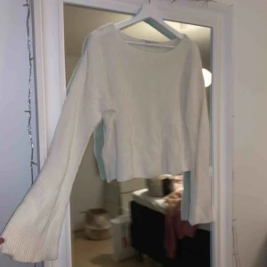  - Vit stickad tröja med vida armar