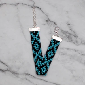 Armband  - Pärlat armband i svart och turkos, passar de flesta handleder. 11:- i frakt, fri frakt vid köp över 100:-.