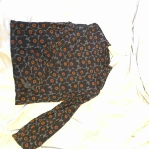  - Supersnygg mörkgrön marimekko-topp med lätt utsvänga armar. Använd men i gott skick! Står M på men passar även S🌟