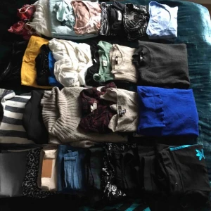  - Stort klädpaket i storlek S/36. Frakt ingår i priset.