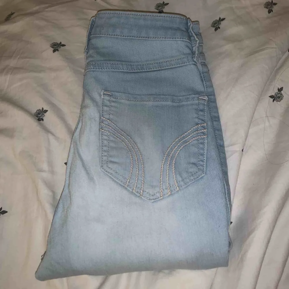 Ljusa högmidjade jeans från Hollister. I bra skick!! Storlek W24 L29, skulle säga att det motsvarar en xs/s ungefär. Har dragkedja vid benen som syns på bild 3. . Jeans & Byxor.