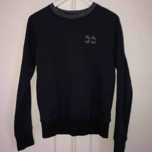  - Snygg och trendig collegetröja/sweater från Abercrombie and Fitch i storlek S 🌻 Typ aldrig använd, toppskick! Köptes i New York för cirka 800 kronor.