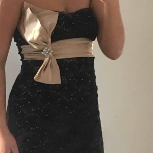  - fin tajt liten klänning, köpare står för frakt. Fråga gärna om fler bilder.