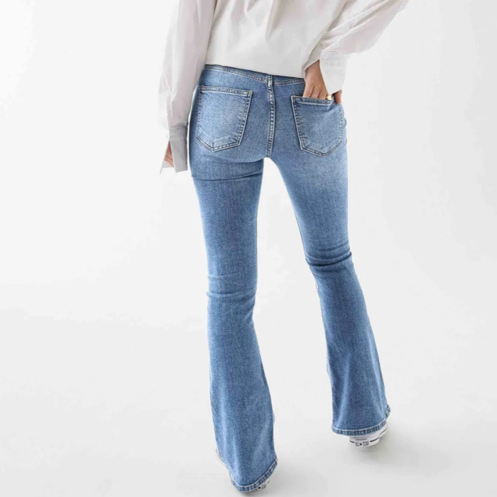 Gina tricot populära bootcut jeans! Använd fåtal gånger. Tar emot swish och möts inte upp🥰. Jeans & Byxor.