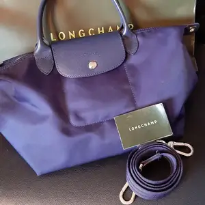 Äkta Longchamp väska. inköp i Paris, nytt skick..blå färg ((nypris1800kr.))