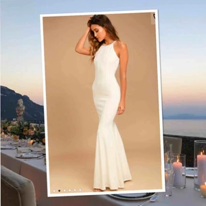  - Säljer världens finaste vita balklänning från Lulus. Nypris ca 1000. Använd 1 gång sen har den bara hängt i garderoben.... Passar mig i längd och jag är 175cm❣️