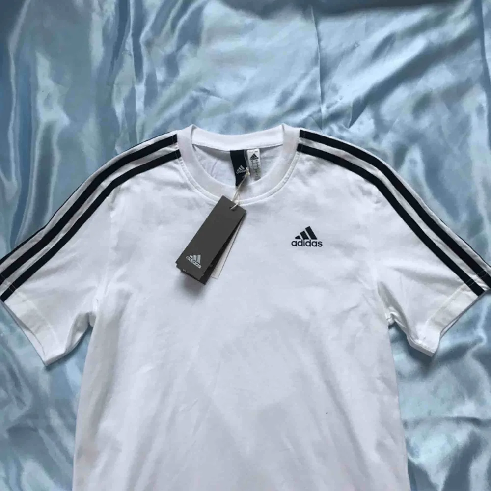 Helt oanvänd Adidas-tröja med ”Paris Hilton” tryckt på ryggen. Frakt betalas av köparen 🌸. T-shirts.