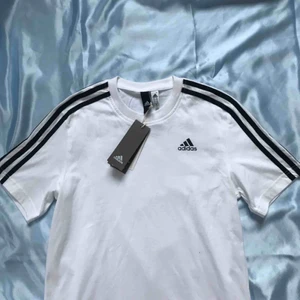 T-shirt adidas - Helt oanvänd Adidas-tröja med ”Paris Hilton” tryckt på ryggen. Frakt betalas av köparen 🌸