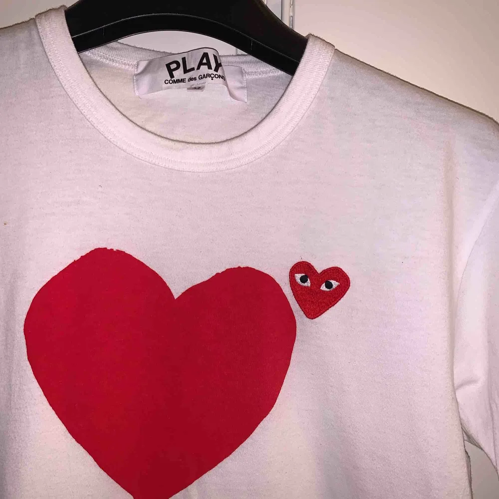 CDG t-shirt i strl M men passar mer som S! Frakt ingår ej. Tre små fläckar som knappt syns (kan skicka närmare bild på fläckar om intresse skulle finnas) . T-shirts.