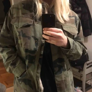  - Jacka i camo med avtagbar fuskpäls