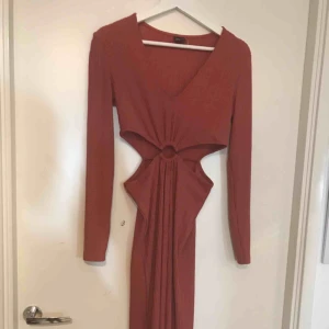  - Superfin klänning med cutouts från gina tricot, oanvänd men lappen är av!💕