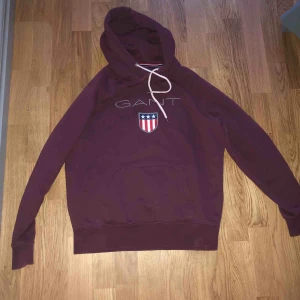  - Säljer min Lilia Gant huddie, använd men super fint skick! Köparen står för frakten, och priset kan sänkas vid snabb affär!! 