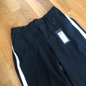  - Snygga kostymbyxor i storlek S/30 med stretchig passform. Helt oanvända med prislappar kvar på. 🥰   