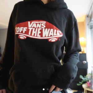 - Vans Hoodie i M. 150 kr inklusive frakt! 