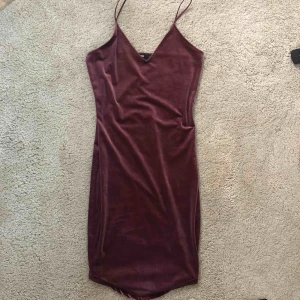  - Jättefin klänning från butiken Bikbok. Storlek S. Använd endast 1 gång, fint skick 