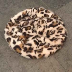  - Cheetah-tryck basker, bra skick, 50kr utom frakt 