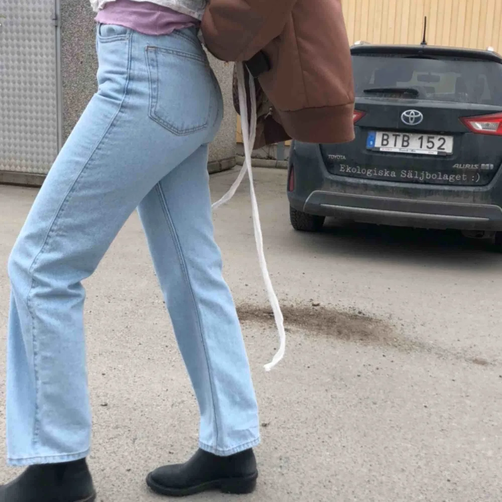 Raka jeans från weekday i modellen row. Perfekta ljusblåa färgen! Använda ett par gånger men dom är i väldigt bra skick. I storlek W27/L30. Jeans & Byxor.