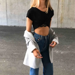  - Ribcage jeans från Levis. Storlek W23 o längd 27. Är en ankel modell. Jag är 170cm. Har klippt av kanten där nere så de är fransiga där nere. Nypris var 1200kr och är sparsamt använda. 