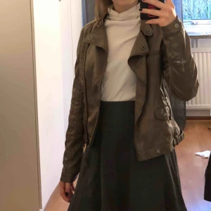  - Fin läderjacka (ej äkta läder). Den är endast använd ett fåtal gånger så i bra skick. Passar en i storlek S också. Köparen står för frakt. 