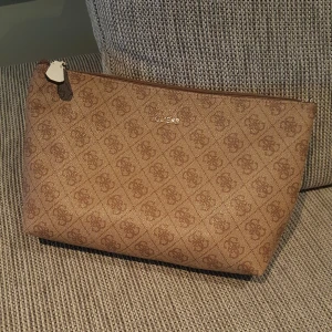  - Stor Neccesär från guess 